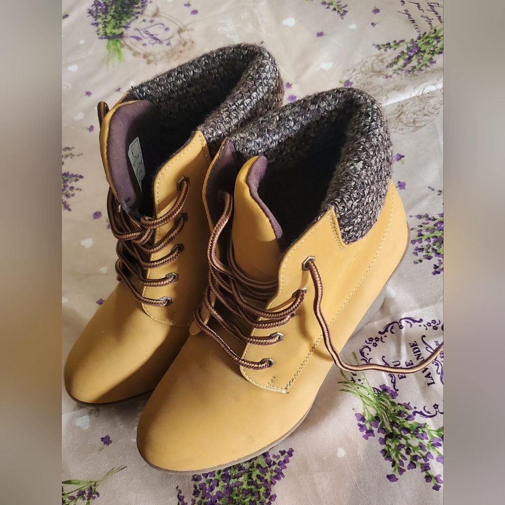 Comfy Fall Wedges Boots Size 6